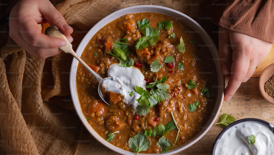 Imagen cenital de plato con comida