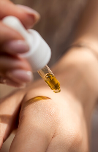 Test de piel con pipeta y mano